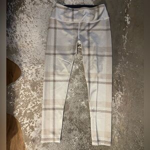 NOLI Women’s Plaid Leggings. Soft & comfortable. Size Large.